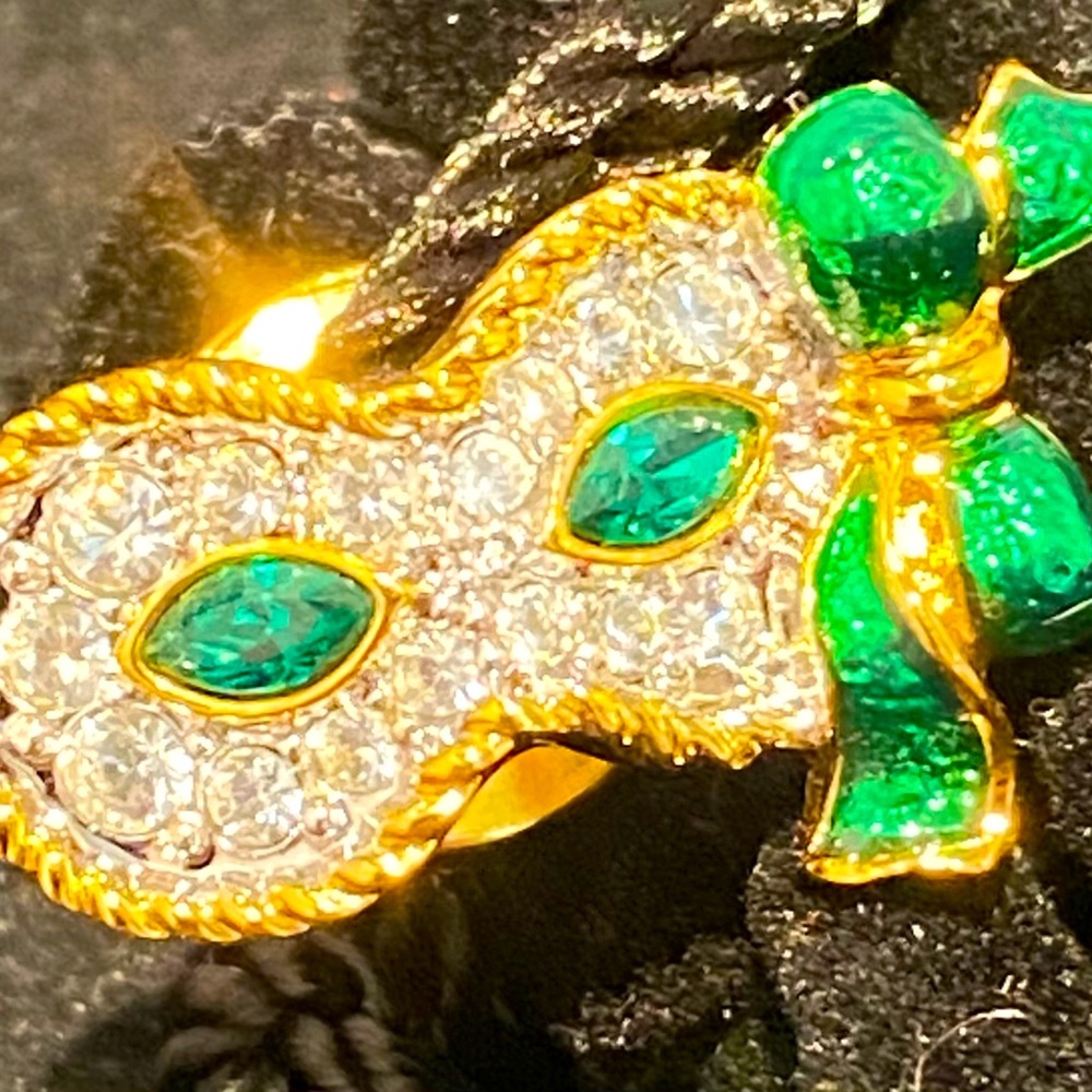 Swarovski Emerald‎ Color Mask Pin